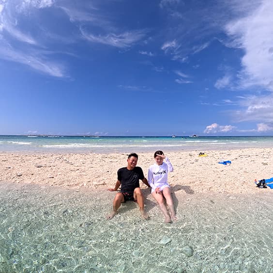 砂浜で座っている人