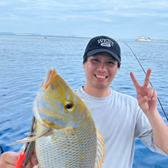 釣り上げた魚と記念写真