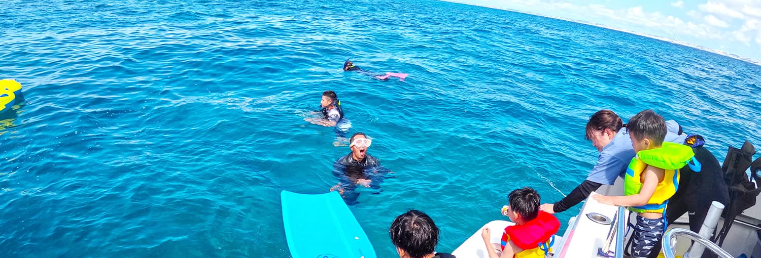 海で遊んでいる様子