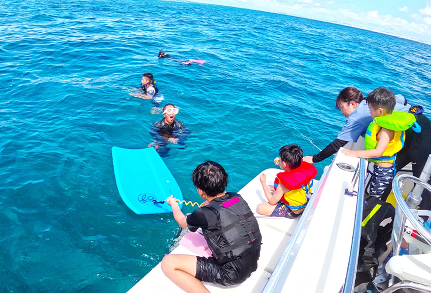 海で遊んでいる様子