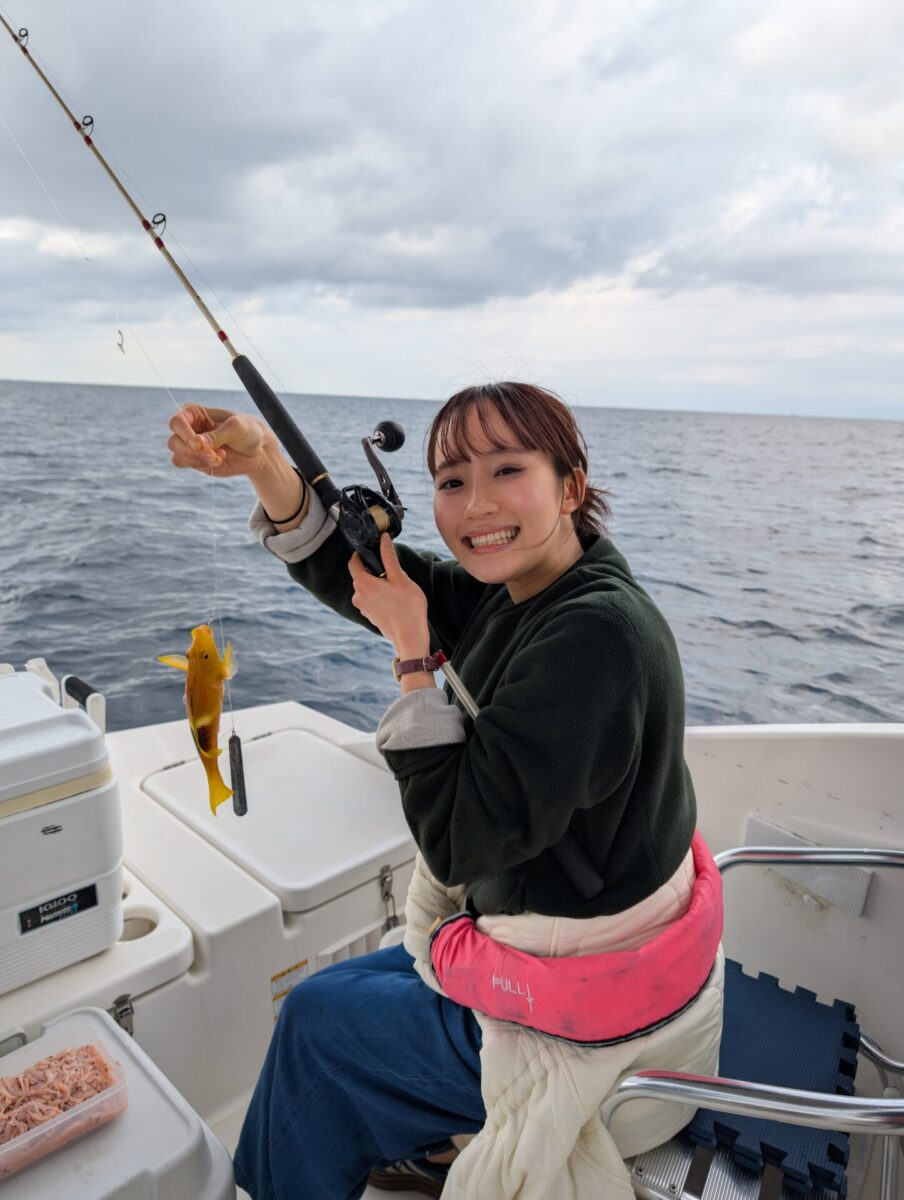 綺麗な魚を釣って喜ぶ女性