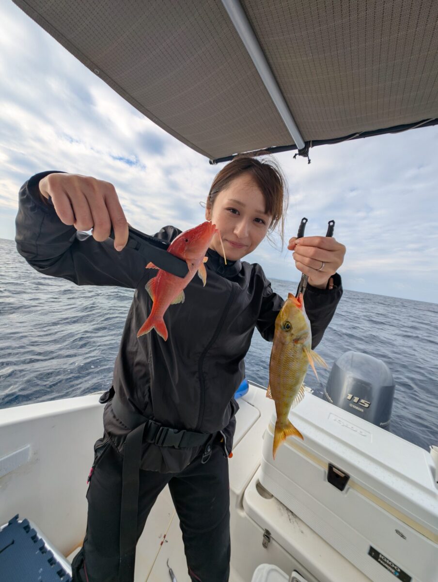 色とりどりの魚を釣って喜ぶ女性