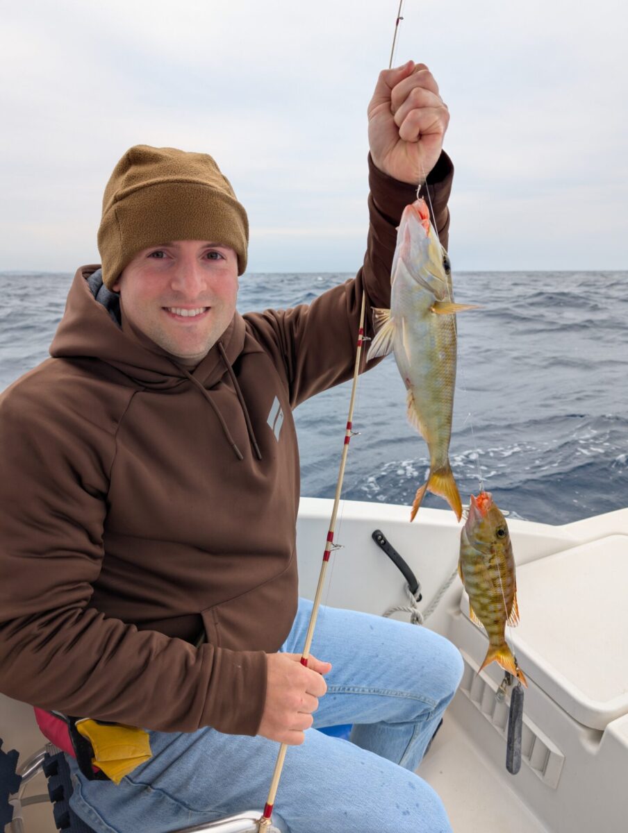 魚を釣って喜ぶ男性