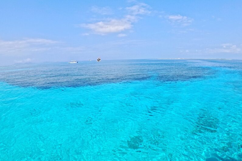 慶良間諸島チービシの透き通る海